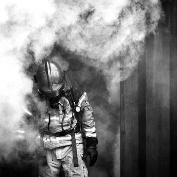 Brandweerman in rook, zwart wit