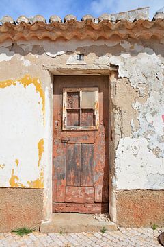 Houten bruine deur in huisje met terracotta dakpannen van My Footprints