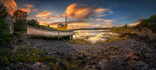 Kyleakin old boat by Wojciech Kruczynski