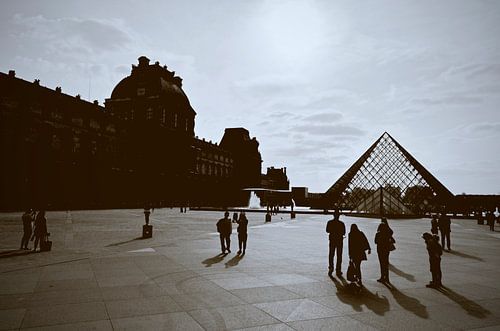 Louvre-Platz in Paris in hellem Sepia - Reisefotografie