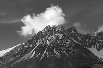 Bewolkte bergtop | zwart wit | oostenrijk van Laura Dijkslag