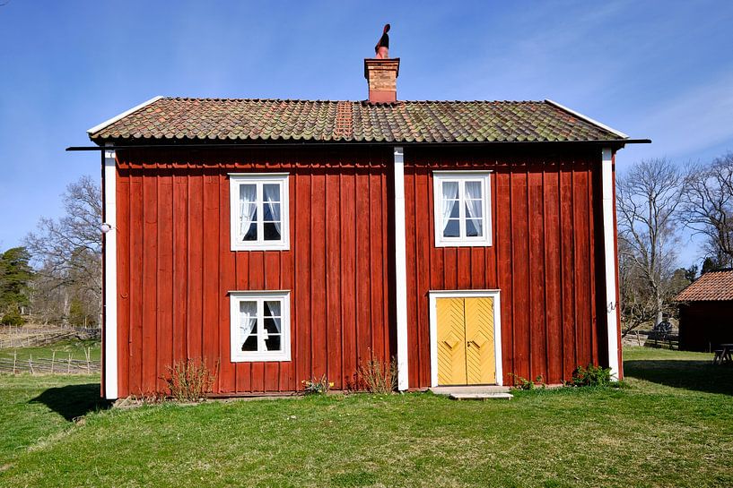 Swedish red house by Geertjan Plooijer