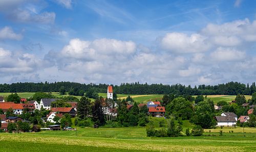 Dorp in een idyllisch landschap in Beieren