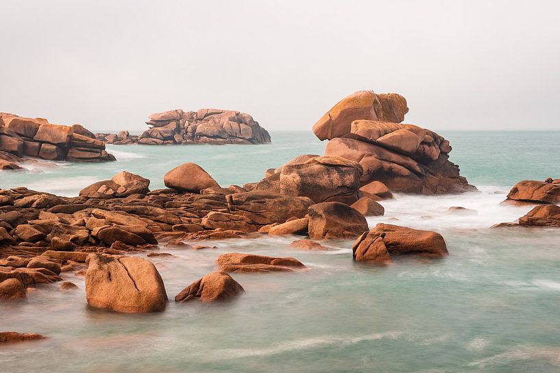 Atlantikküste in der Bretagne bei Ploumanach, Frankreich van Rico Ködder