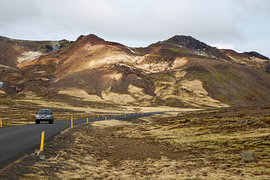 Roadtrip entlang der farbenprächtigen Berge Islands von Thijs Schouten