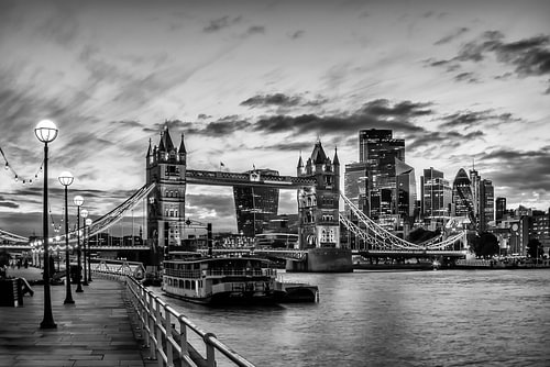 Tower Bridge en de City of London in het avondlicht – zwart-wit