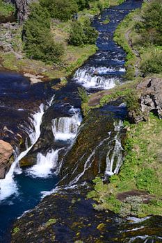 Wasserfall im wunderschönen Gjain-Tal in Island