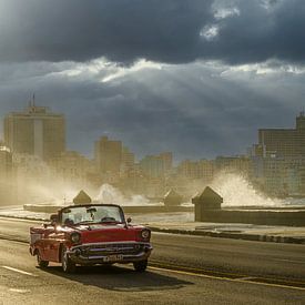 Ein Oldtimer auf dem Malecon an einem bewölkten Tag von Ton van den Boogaard