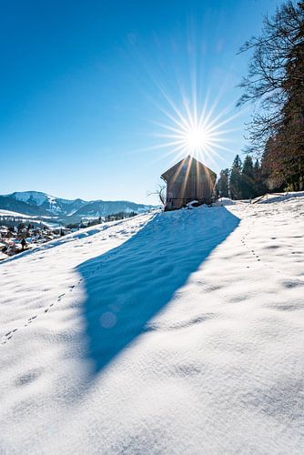 Zonnig uitzicht over Oberstaufen op een mooie winterdag