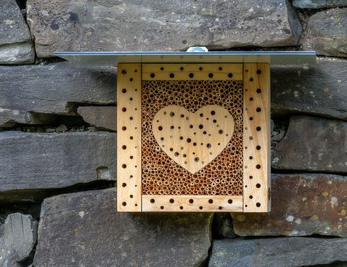 Houten insectenhotel met hart in het midden