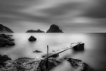 Baie à Ibiza dans une lumière douce et évocatrice. Image en noir et blanc. sur Manfred Voss, Schwarz-weiss Fotografie