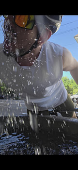 Un peu de fraîcheur à la fontaine pendant l'été zurichois