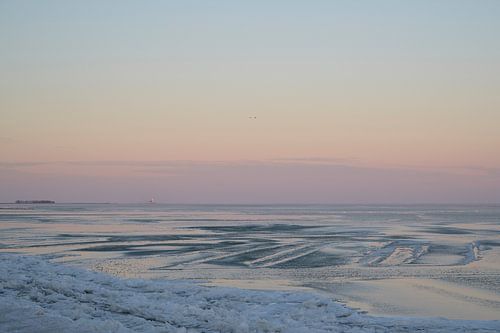 Lijnen op het bevroren Markermeer