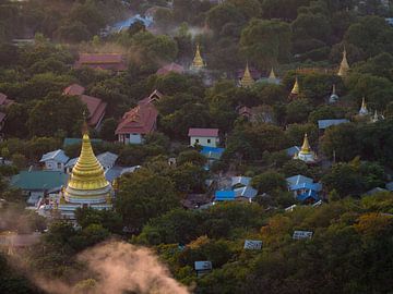 Stupa's en pagodes in het avondlicht van Mandalay, Myanmar van Teun Janssen
