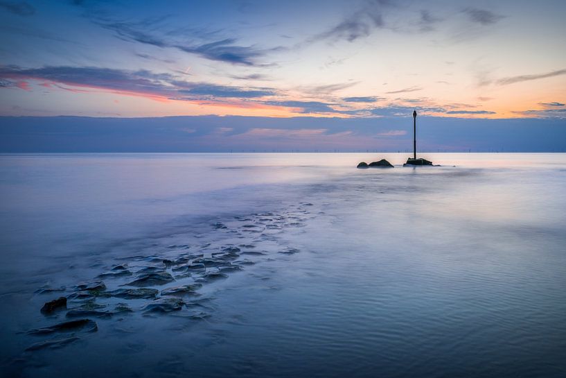 Baken in zee tijdens blauwe uurtje met oranje gloed - Scheveningen van Silvia Thiel