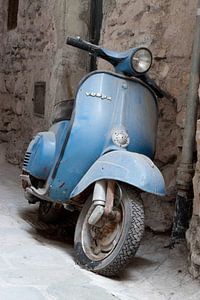 scooter in Airole, Italie von Arnoud Kunst