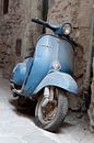 scooter in Airole, Italie van Arnoud Kunst thumbnail