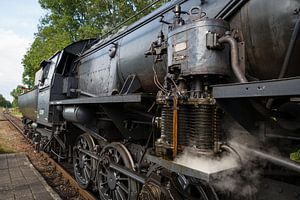 Historische Dampflokomotive am Bahnhof
