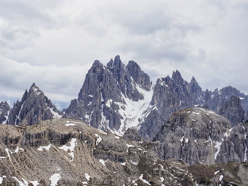 Des formations rocheuses majestueuses s'élèvent de manière impressionnante vers le ciel : les Drei Zinnen se présentent sous une lumière parfaite, entourées de sommets escarpés, de sentiers alpins et d'un paysage aride de haute montagne. par Miriam Schwarzfischer Fotografie