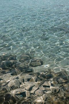 Helder blauw zeewater in Griekenland | Oceaan natuur fotoprint | Mykonos Reisfotografie van HelloHappylife