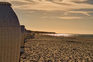 Strandstoel op het strand van de Baltische Zee. Kustvakantie aan zee van Martin Köbsch