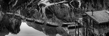Bateaux en bois au bord d'un lac dans les Dolomites en noir et blanc. sur Manfred Voss, Schwarz-weiss Fotografie