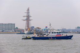 Politieboot bij Den Helder voor de haven by Brian Morgan