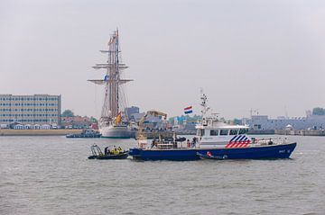 Politieboot bij Den Helder voor de haven