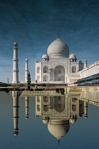 Surrealistische weergave van een weerspiegeling van de Taj Mahal in het water, Agra India. Wout Kok 