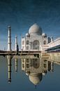 Surrealistische Darstellung einer Spiegelung des Taj Mahal im Wasser, Agra, Indien. Wout Kok  von Wout Kok Miniaturansicht
