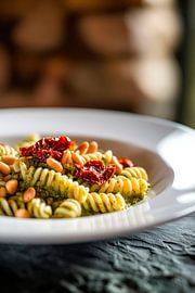 Fusilli multicolores au pesto et aux pignons de pin sur Poster Art Shop