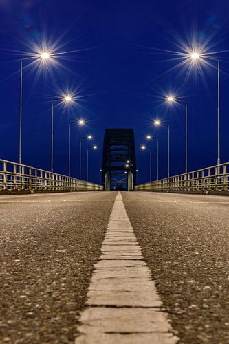 Avondfoto van de Oude IJsselbrug over de IJssel tussen Zwolle en Hattem