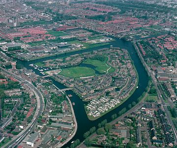 1985: Historische luchtfoto van het Waardeiland in Leiden van Frans Rombout