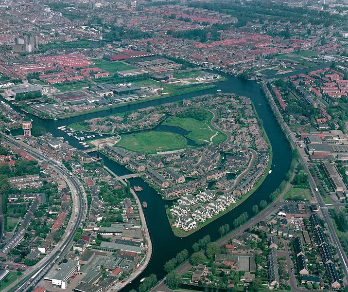 1985: Historische luchtfoto van het Waardeiland in Leiden van Frans Rombout