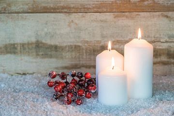 Advents- en kerstsfeerarrangement met drie brandende kaarsen van Alex Winter