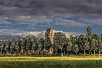 Het kerkje van  het Friese dorpje Jelsum op een zomeravond