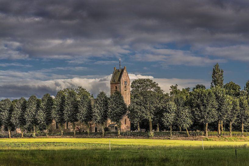 Die Kirche des friesischen Dorfes Jelsum an einem Sommerabend von Harrie Muis
