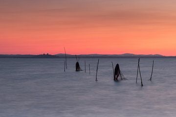 Zonsondergang aan het Meer van Trasimeno met uitzicht op Castiglione del Lago van Heidi Bol