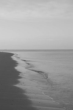 Zeeland strand in zwart wit
