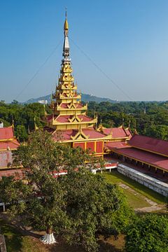 Het koninklijk paleis van Mandalay in Myanmar van Roland Brack