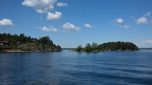 Rote Häuschen am Fels – Schwedens stille Ufer