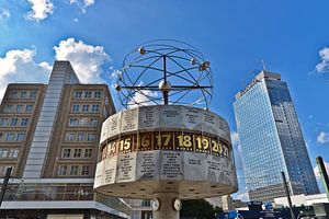 Beliebte Weltzeituhr am Alexanderplatz in Ost-Berlin