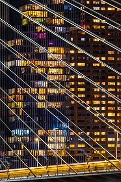 Die Erasmusbrücke und Rotterdams Hochhausarchitektur bei Nacht