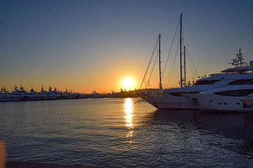 Zonsondergang bij Flisvos Marina