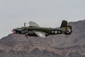 Vorbeiflug der North American B-25J Mitchell '0934' "Betty's Dream" während der Aviation N von Jaap van den Berg