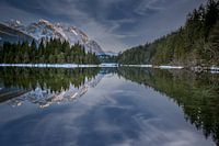 Reflectie op het Isar reservoir.