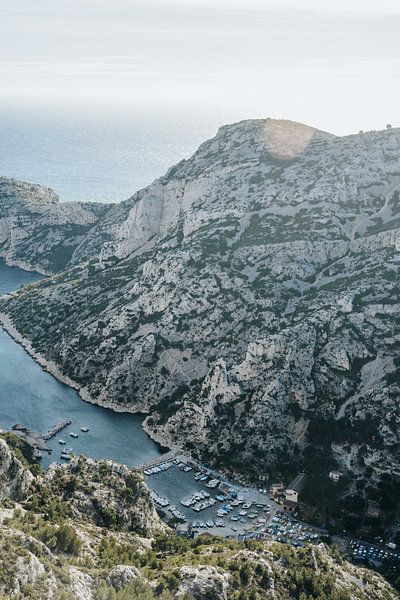 View of Calanque de Sormiou with the sun low in the sky by Joep van de Zandt