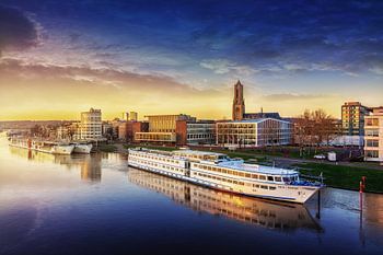 Blick auf Arnheim von der John-Frost-Brücke mit Booten im Vordergrund.