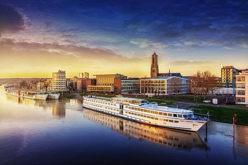 Aangezicht van Arnhem van de John Frostbrug met boten op de voorgrond.
