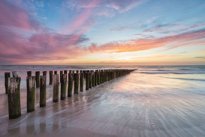 Zonsondergang met pasteltinten op het strand van Domburg van Sugar_bee_photography